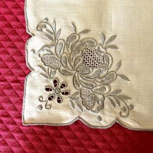 Nine (9) new without tags linen & embroidered napkins. Cream & taupe color.